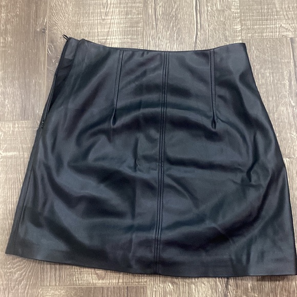 H&M black size 4 skirt - Picture 3 of 3
